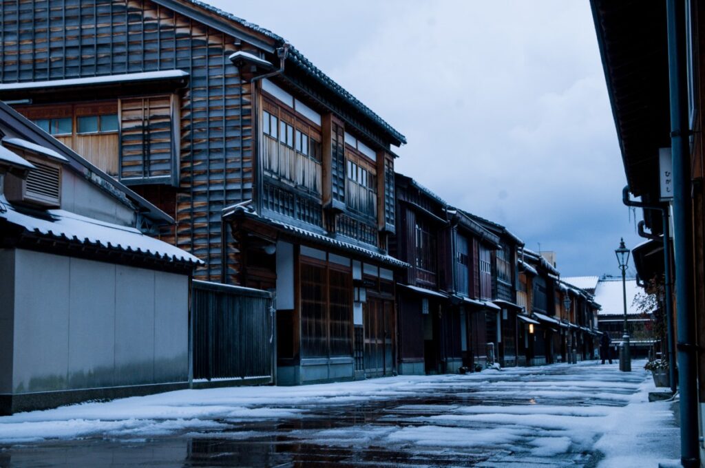 雪のひがし茶屋街