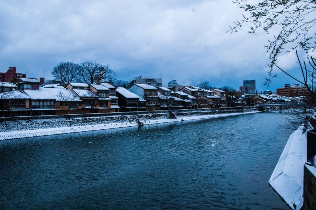 雪の主計町茶屋街